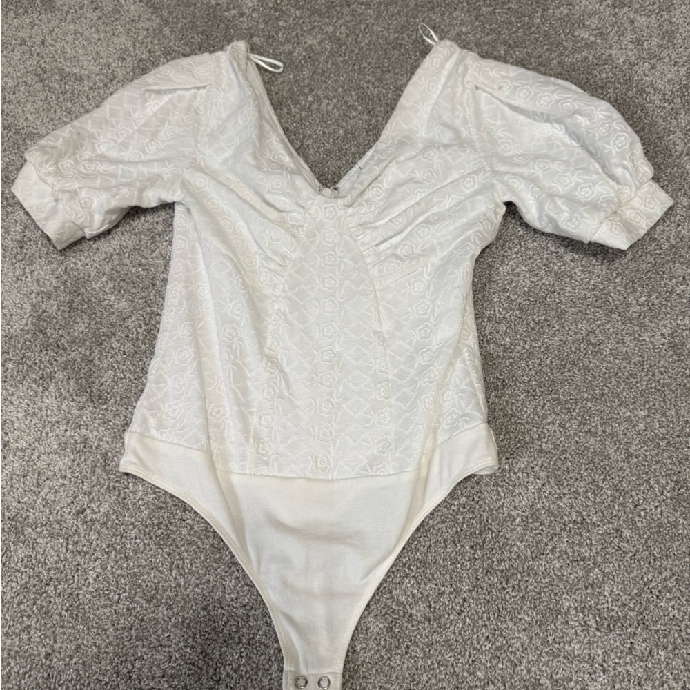Express White Bodysuit with Puff Sleeves